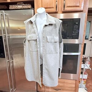 H&M Gray Sleeveless Button Down Vest‎
